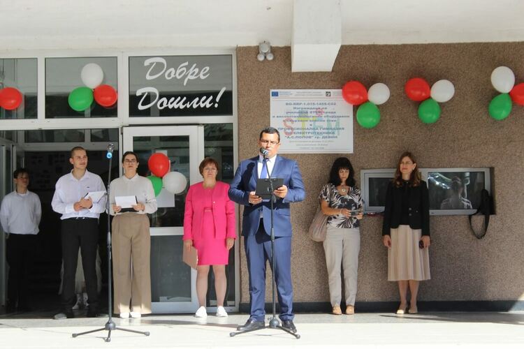 Професионалната гимназия по електротехника „А. С. Попов“ – Девин стартира учебната година с нови кабинети и модерна STEM среда