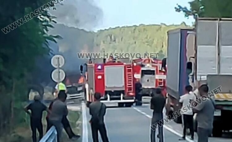 Горящ тир затвори стария път между Хасково и Кърджали, край село Мост