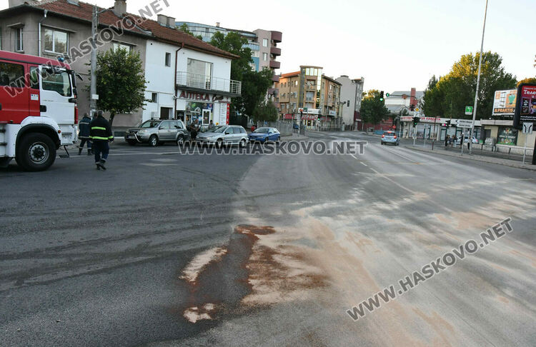 Камион разля 1 тон нафта в Хасково след удар в бетонен конус