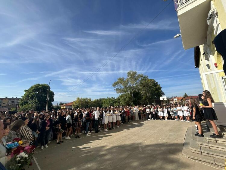 1934 деца прекрачиха прага на училища и детски градини в Радомир за първия учебен ден