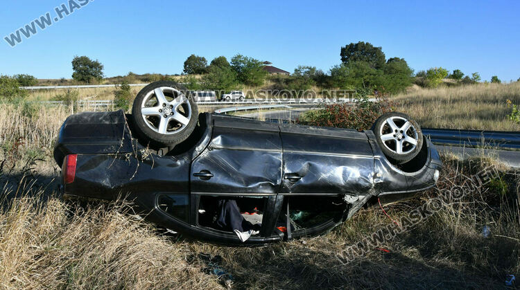 Трима пострадаха при обръщане на кола по таван край Хасково