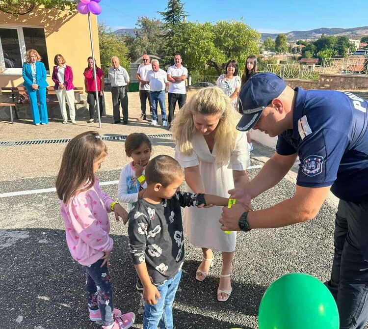 Полицейски служители от РУ-Момчилград раздадоха на първокласници светлоотразителни гривни в първия учебен ден  	