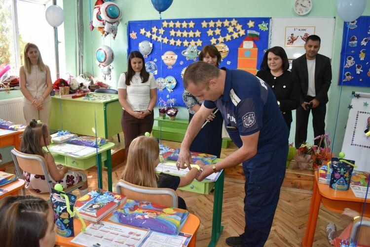 Полицейски служители от РУ-Момчилград раздадоха на първокласници светлоотразителни гривни в първия учебен ден  	