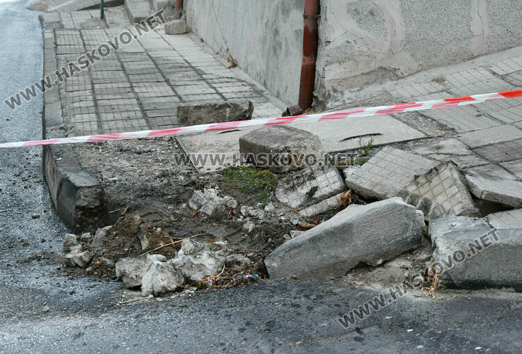 Камион разля 1 тон нафта в Хасково след удар в бетонен конус