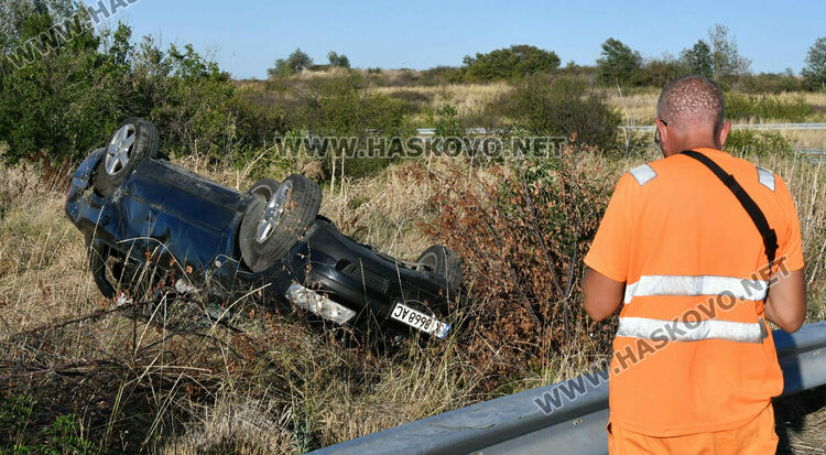 Трима пострадаха при обръщане на кола по таван край Хасково