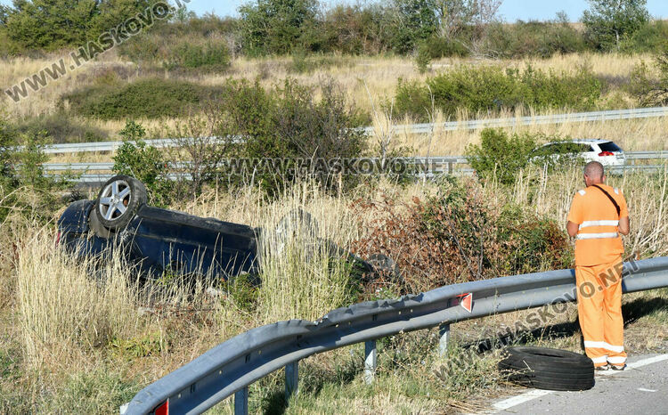 Трима пострадаха при обръщане на кола по таван край Хасково