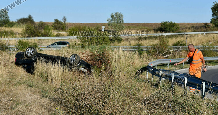Трима пострадаха при обръщане на кола по таван край Хасково