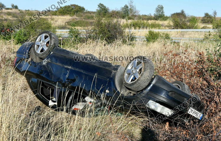 Трима пострадаха при обръщане на кола по таван край Хасково