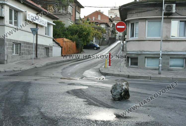 Камион разля 1 тон нафта в Хасково след удар в бетонен конус