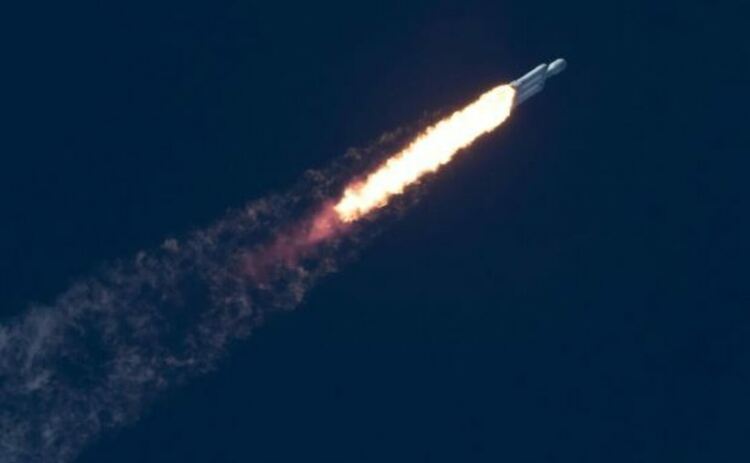 Falcon Heavy, ракета-носител за многократна употреба с тежки товари от SpaceX, в полет за първи път на 6 февруари 2018 г.