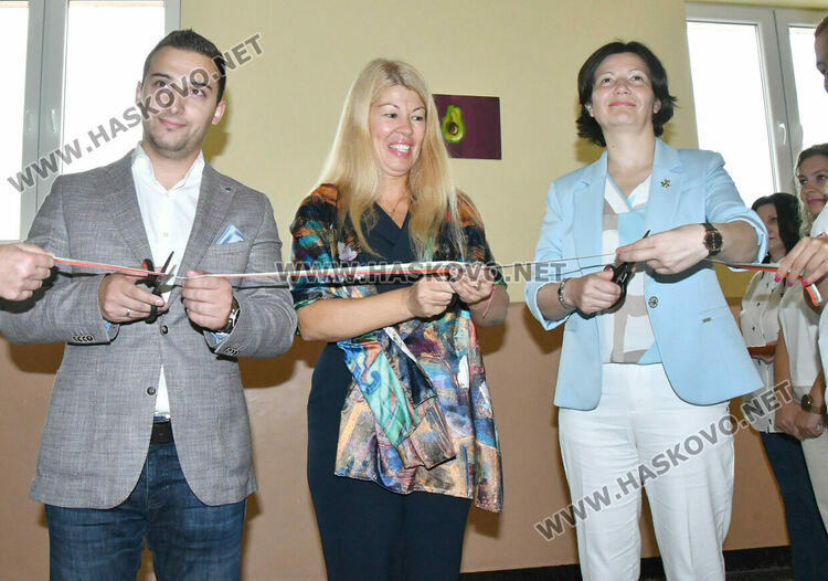 Кабинет по хуманитарни науки и нови стаи за СТЕМ обучение откриха в ПМГ-Хасково