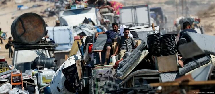 Стотици хиляди палестинци отчаяно се опитват да напуснат град Газа.