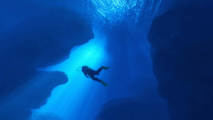 Екип от водолази извади артефакти от кораба „Британик“ 