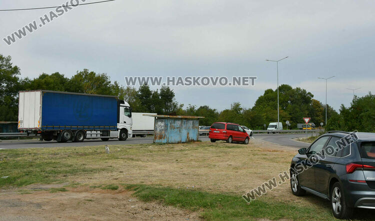 Кръгово движение и пасарелка ще решат проблема с опасното кръстовище до село Крепост, но не е ясно кога 