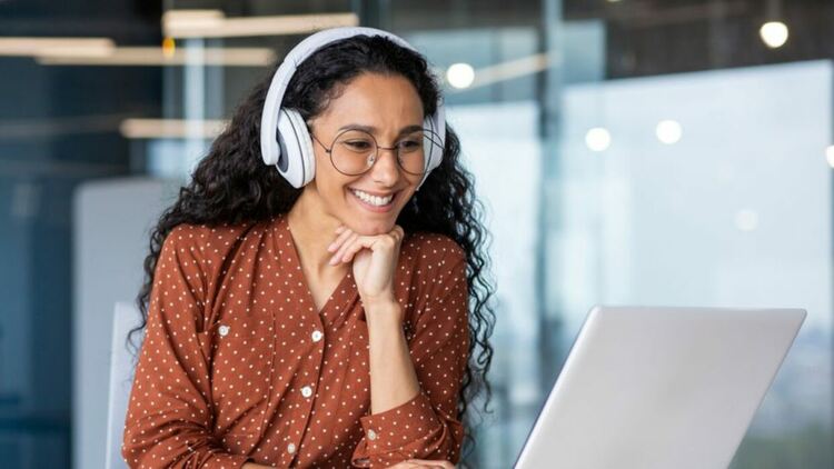 Как да предпазим слуха си в ерата на слушалките и силната музика?