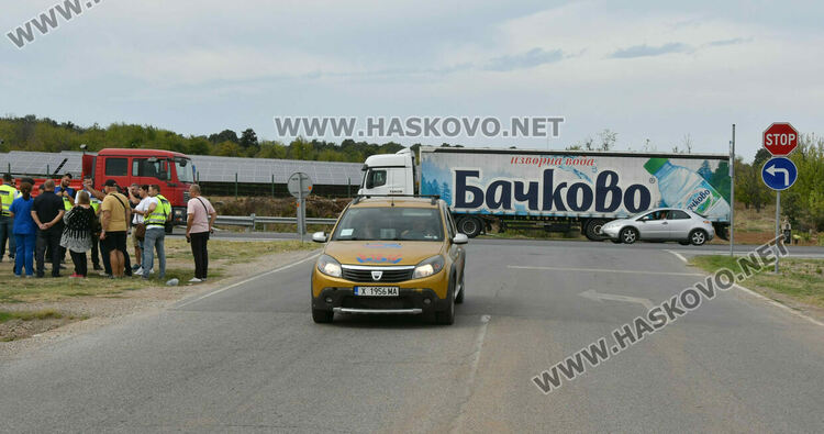 Кръгово движение и пасарелка ще решат проблема с опасното кръстовище до село Крепост, но не е ясно кога 