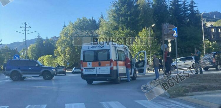 Пешеходка пострада при инцидент в центъра на Смолян, шофьорът твърди, че е бил заслепен от слънцето