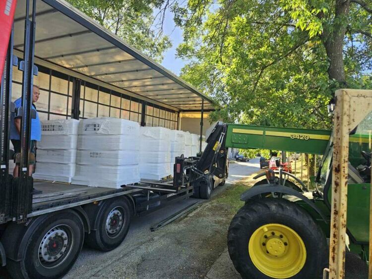 Община Брезник получи 13 176 л вода от държавния резерв