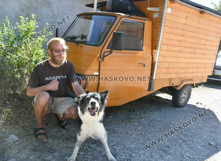 Инфлуенсър обикаля Европа с триколка-връстник с мотоциклетен двигател, мина през Хасково