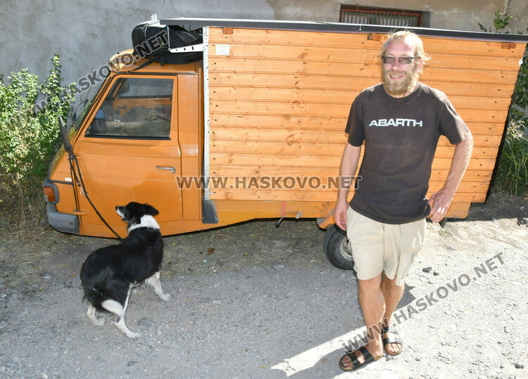 Инфлуенсър обикаля Европа с триколка-връстник с мотоциклетен двигател, мина през Хасково