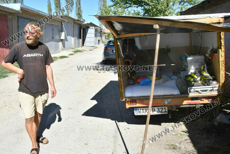 Инфлуенсър обикаля Европа с триколка-връстник с мотоциклетен двигател, мина през Хасково