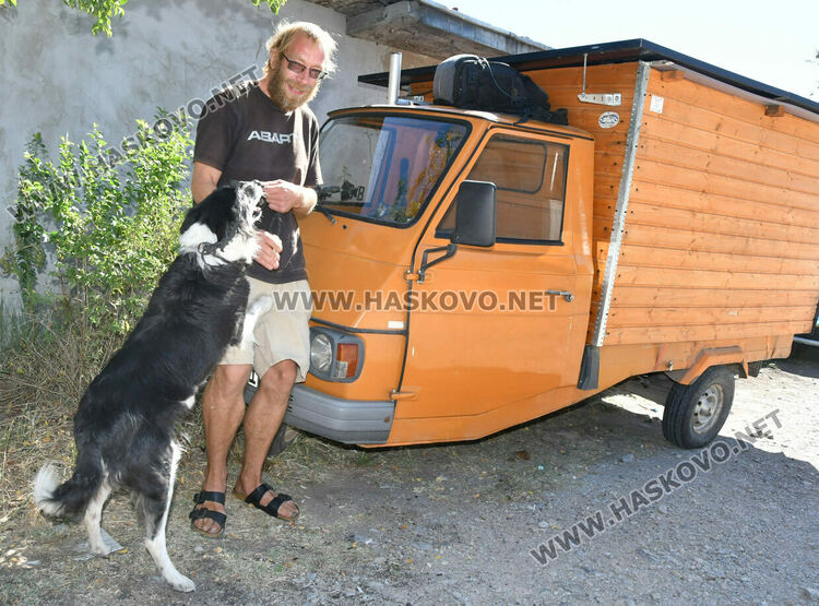 Инфлуенсър обикаля Европа с триколка-връстник с мотоциклетен двигател, мина през Хасково