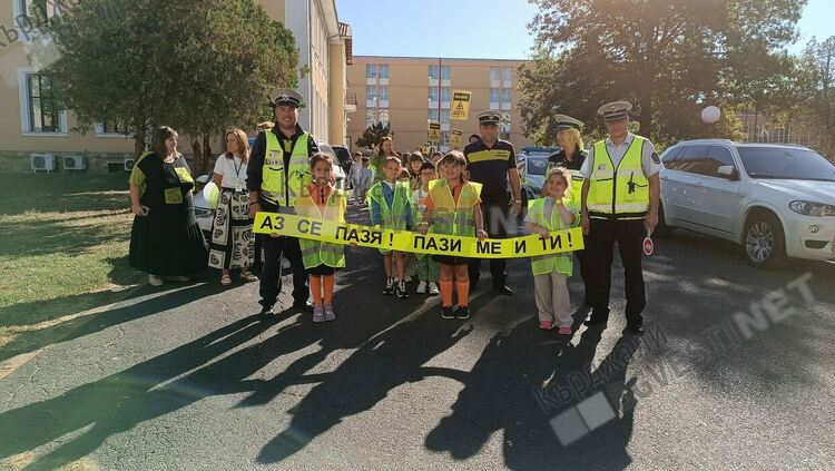 Пътни полицаи показаха на първокласници от „Паисий“ как да пресичат улиците на Кърджали