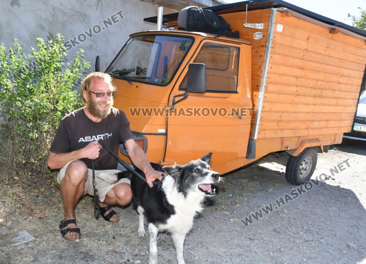 Инфлуенсър обикаля Европа с триколка-връстник с мотоциклетен двигател, мина през Хасково