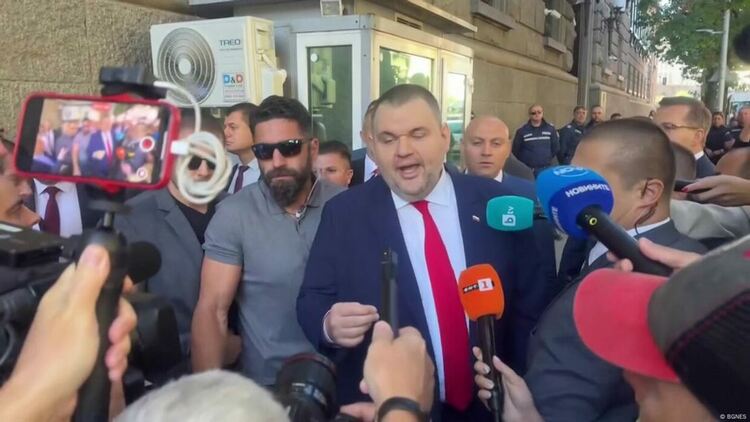 Тази сутрин Делян Пеевски трябваше да извърви няколко метра пеша в центъра на София. Това силно го разгневи.