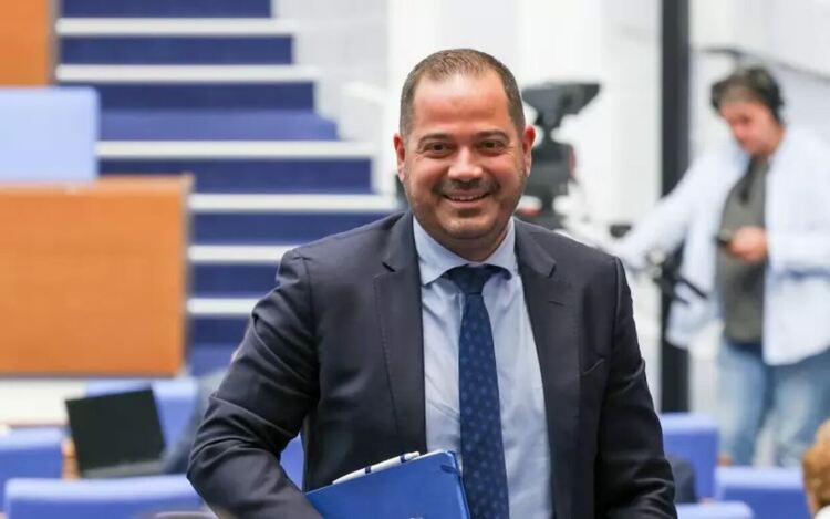 Служителите на Румен Радев останаха без коли от НСО