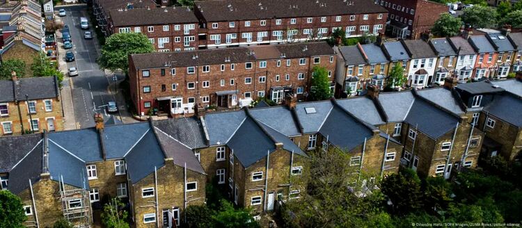 Британската икономика запада, а цената за Брекзит плащат обикновените хора