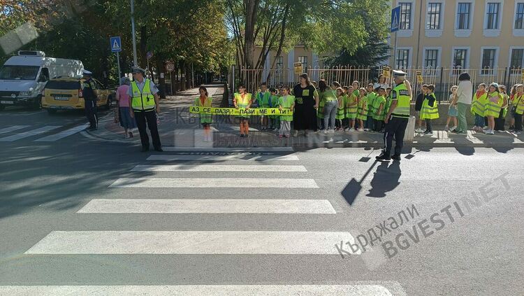 Пътни полицаи показаха на първокласници от „Паисий“ как да пресичат улиците на Кърджали