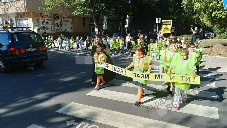 Пътни полицаи показаха на първокласници от „Паисий“ как да пресичат улиците на Кърджали