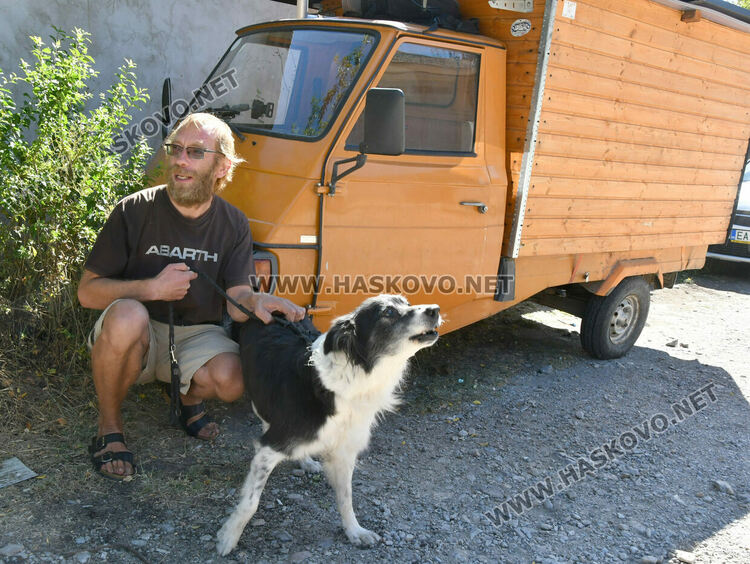 Инфлуенсър обикаля Европа с триколка-връстник с мотоциклетен двигател, мина през Хасково