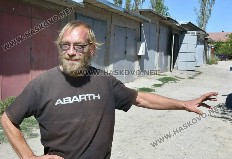 Инфлуенсър обикаля Европа с триколка-връстник с мотоциклетен двигател, мина през Хасково