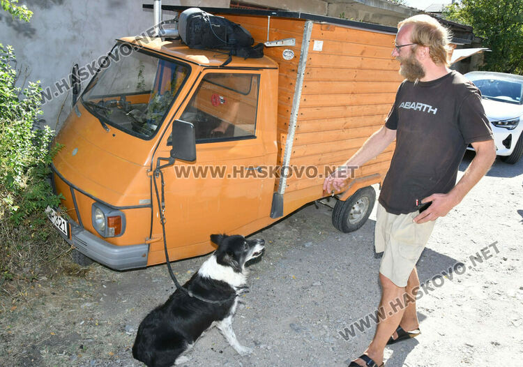 Инфлуенсър обикаля Европа с триколка-връстник с мотоциклетен двигател, мина през Хасково