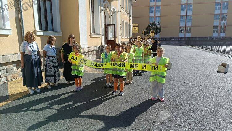 Пътни полицаи показаха на първокласници от „Паисий“ как да пресичат улиците на Кърджали