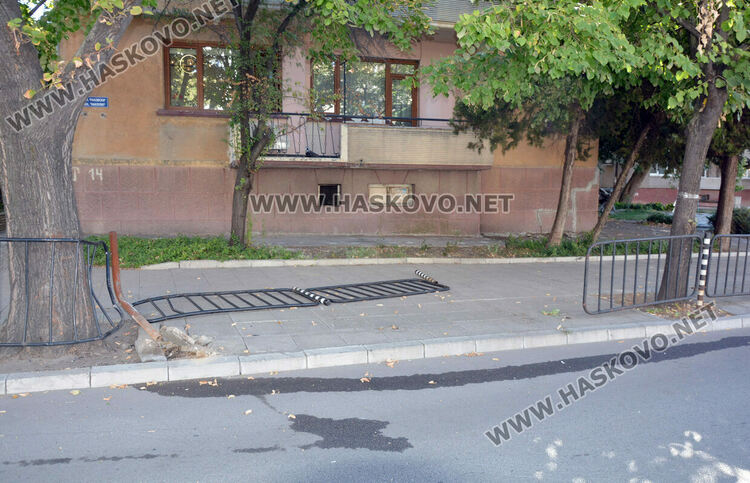 Млад водач с „Мерцедес“ разби огражденията на бул. „Раковски“ в Хасково