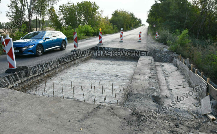 Строител: Последният слой асфалт ще бъде положен след укрепване на мостовете в Хасковско към Пловдив