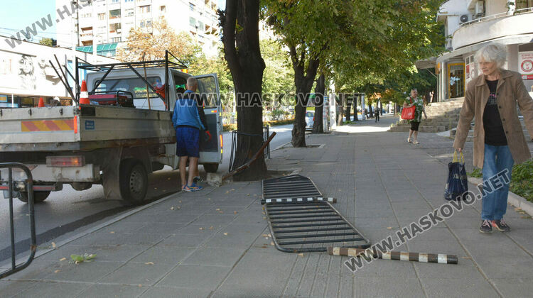 Млад водач с „Мерцедес“ разби огражденията на бул. „Раковски“ в Хасково
