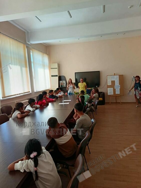 От сдружение "Промяна в поколението-България"зарадваха децата от ОУ"П.Яворов" с подаръци