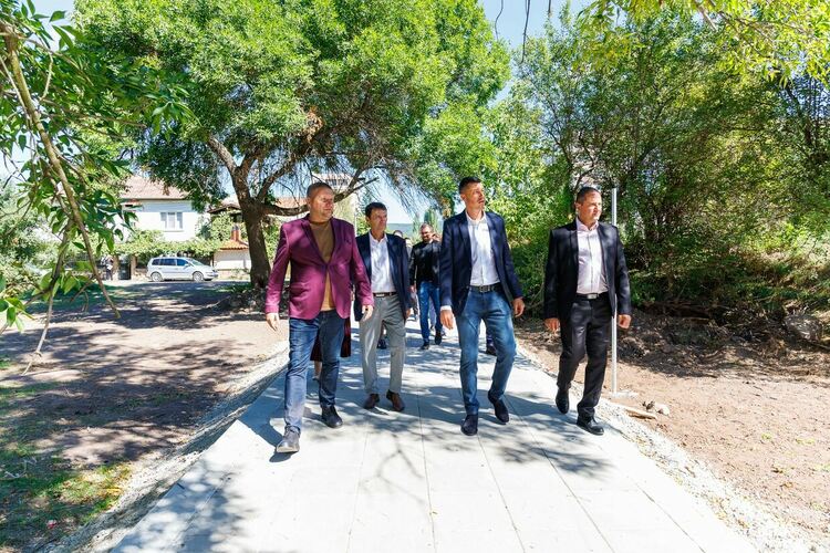 В градския парк на Радомир официално бе открита новоизградената многофункционална спортна площадка