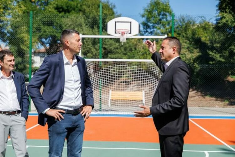 В градския парк на Радомир официално бе открита новоизградената многофункционална спортна площадка