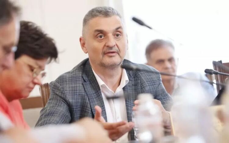 Кирил Добрев обвини колегите си, че не четат законопроектите и се излагат, но така и не коментира възраженията им.