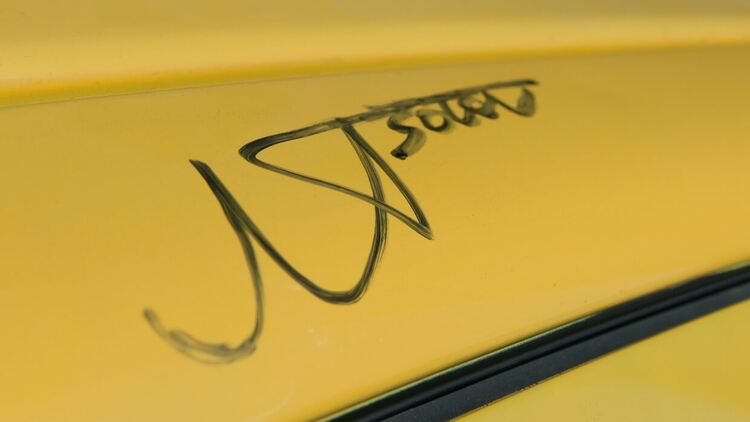 Иван Бакърджиев с почетна стълбичка на „Писта София“ и автограф от Никола Цолов