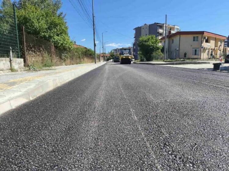 Продължава работата по полагането на първия слой асфалт на ул. „Рашо Димитров“ в кв. „Изток“