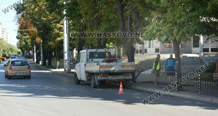 Млад водач с „Мерцедес“ разби огражденията на бул. „Раковски“ в Хасково