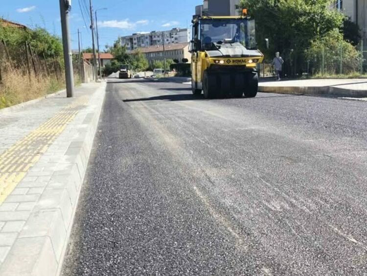 Продължава работата по полагането на първия слой асфалт на ул. „Рашо Димитров“ в кв. „Изток“