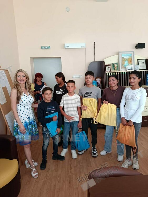 От сдружение "Промяна в поколението-България"зарадваха децата от ОУ"П.Яворов" с подаръци