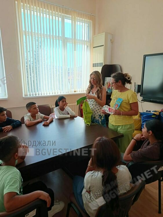 От сдружение "Промяна в поколението-България"зарадваха децата от ОУ"П.Яворов" с подаръци